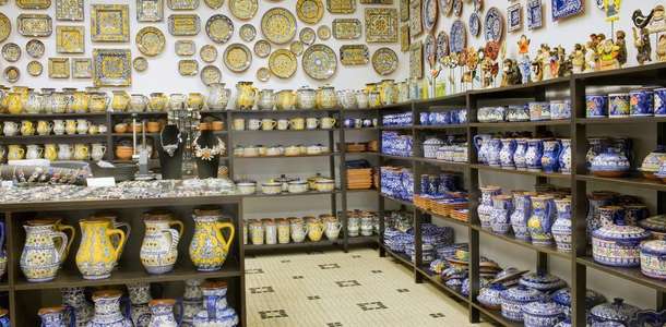 Şehrin sembolü hediyeliklerden satın alın  