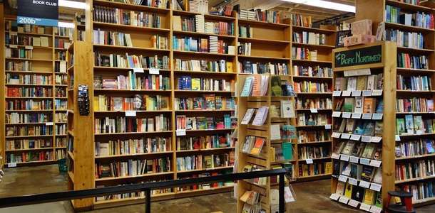 Powell’s Books’da kitap kokusunu içinize çekin