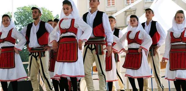 Priştine festivallerinden en az birine katılın