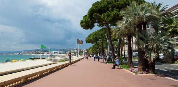   Promenade de la Croisette boyunca yürüyün ve alışveriş yapın 