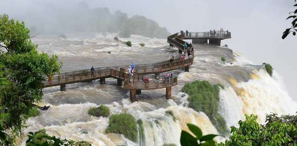 Şelale kenti Puerto Iguazú’yu yürüyerek keşfedin
