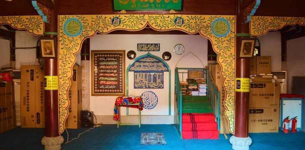 Aşab Camii ve İslam Mezarlığı başta olmak üzere diğer dinlerin tapınaklarını gezin