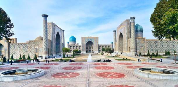 Şehrin tarihi ve ticari merkezi Registan Meydanı’nı görün  