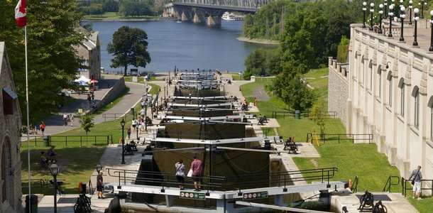 Yaz kış fark etmeksizin Rideau Kanalı’nın keyfini sürün  
