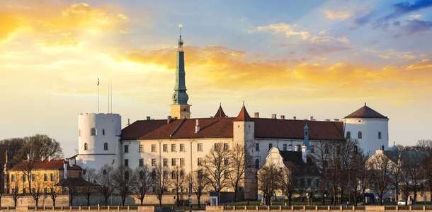 Dikdörtgen şeklinde inşa edilmiş Riga Kalesi’ni görün