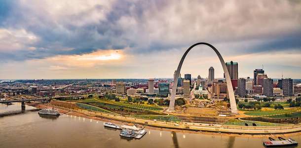 Mississippi Nehri’nde teknelerle gezin  