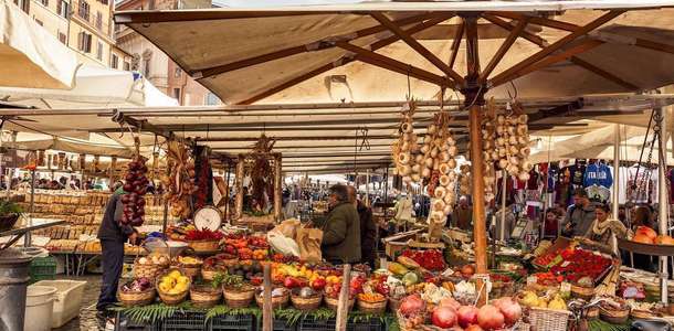 Campo de Fiori pazarında alışveriş yapın  