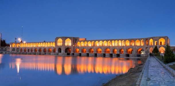 Safevilerin yadigarı tarihi köprülerinden geçin