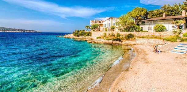 Karaburun’un doğal plajlarında yüzüp güneşlenmenin keyfini çıkarın