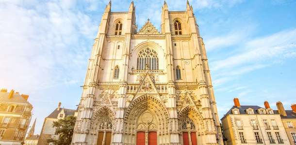 Saint Pierre Katedrali’nin muazzam mimarisini gözlemleyin