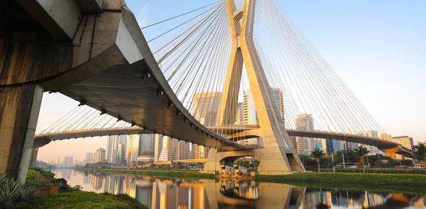 Şehir meydanındaki mimarileri fotoğraflayın  