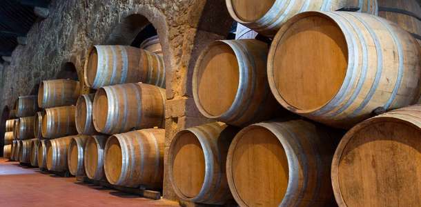 Tarihi şarap mahzenlerini dolaşın 