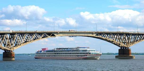 Volga Nehri kıyısında yürüyün, tarihi köprüsünden geçin
