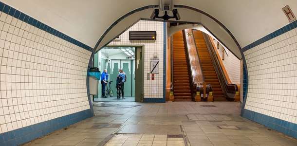 Schelde Nehri altındaki tünelden yürüyün
