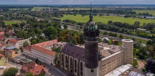 Schlosskirche Kilise’ni ziyaret edin