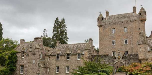 Balmoral Kalesi'ndeki bahçeleri görün.