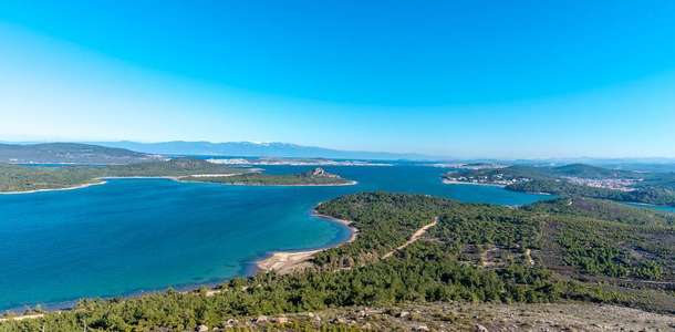 Güzelliği dillere destan Şeytan Yalısı’nın sahilinde yürüyün 