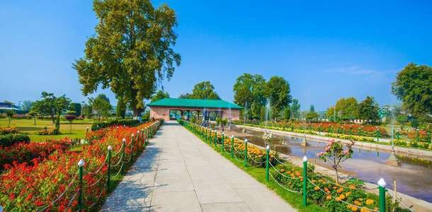 Cennetten bir köşe gibi görünen Shalimar Bahçeleri’nin çiçekli yollarından yürüyün