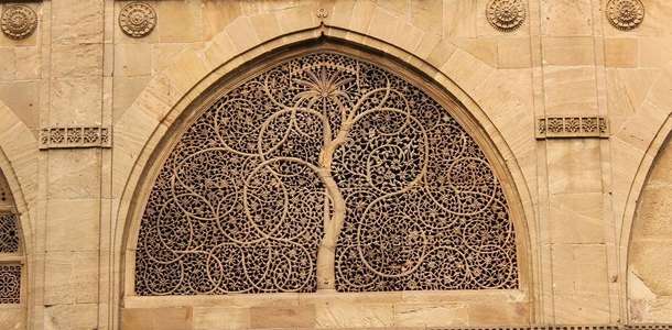 Siddi Syed Camii’nin pencerelerinden şehri seyredin