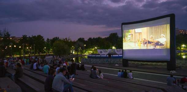 Dış mekan sinemasında bir film izleyin 