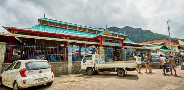 Sir Selwyn Clarke Market’e uğrayıp alışveriş yapın