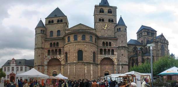 Almanya’nın en eski katedrali St. Peter Katedrali’ni gezin