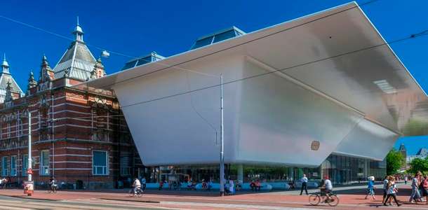 Stedelijk Müzesi'ndeki modern sanat eserlerini inceleyin