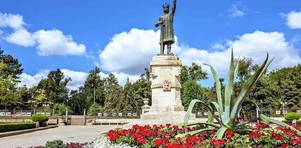 Stefan cel Mare Parkı’nda güllerin kokusunu içinize çekin