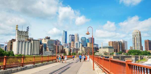 Stone Arch Köprüsü’nden gün batımını izleyin