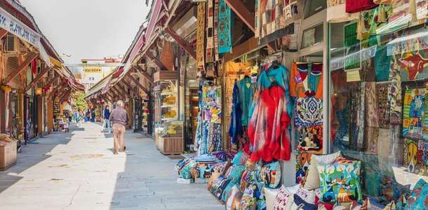 Tarihi çarşılarda alışveriş yapın