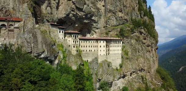 Alicin Manastırı’nın Sümela Manastırı’nı andıran atmosferinde kaybolun