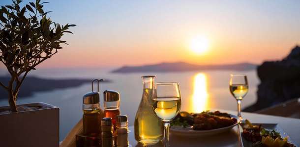 Didim Marina’da gün batımı manzarası eşliğinde akşam yemeği yiyin