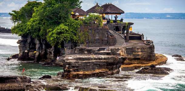 Tanah Lot Deniz Tapınağı’nda güneşi batırın