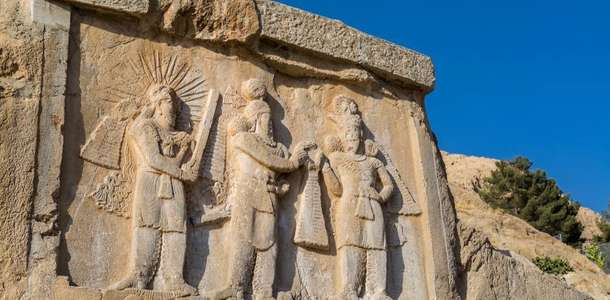 İran’ın köklü tarihinden yadigar Taq-e Bustan ve Bistun İslam yazıtını görün   