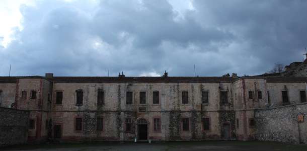 Tarihi Sinop Cezaevi'nin koridorlarında yürüyün