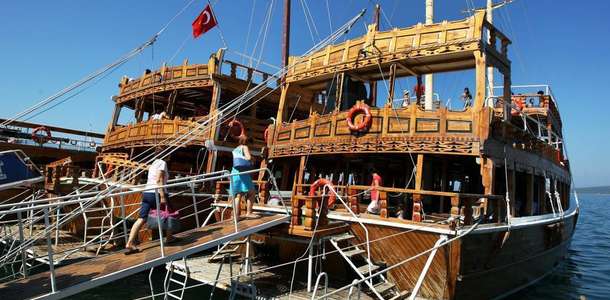 Tekne turlarına katılın ve Ayvalık koylarında yüzün 
