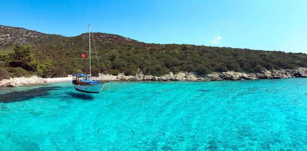 Tekne turu yaparak Bodrum koylarını gezin