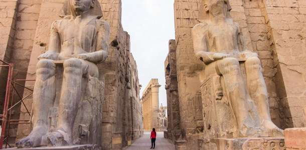 Luxor Tapınağı’nın büyüsünde kaybolmak ve Krallar Vadisi’ni gezmek için günü birlik bir tura katılın