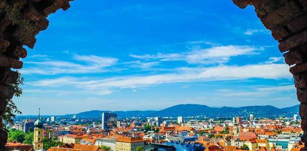Schlossberg Tepesi’nden Graz’ı seyredin  