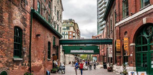 The Distillery District’de dolaş 