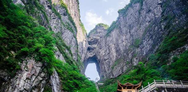 Dünyanın en güzel dağı da denilen Tianmen Dağı’ndaki Tianmen Mağarası’nı görün