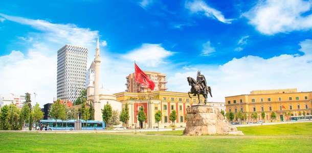 İskender Bey Meydanı’nda şehrin nabzını tutun