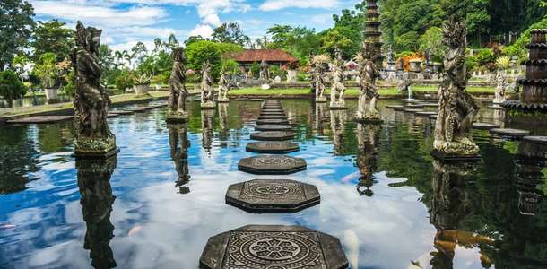  Tirta Gangga Su Bahçesi’ndeki su taşları üzerinde yürüyün