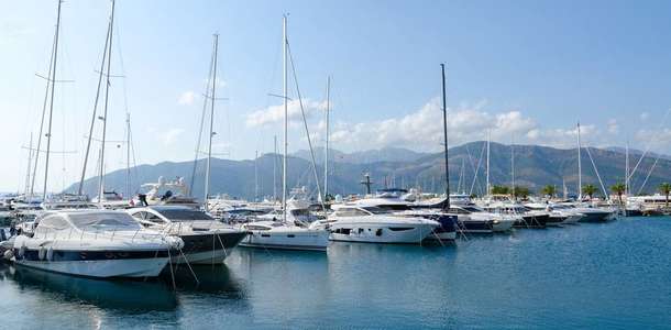 Marinada yatların arasında gezintiye çıkın  