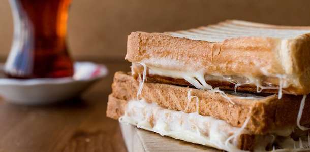 Taş Kahve’de bir tost ve çay molası verin 