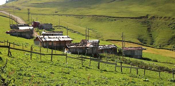 Yöresel evlerin çevrelediği sokaklarında yürüyün