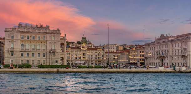 Görkemli Piazza dell'Unita Binası’nı görün  