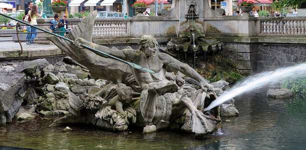 Triton Brunnen Çeşmesi'ni görün