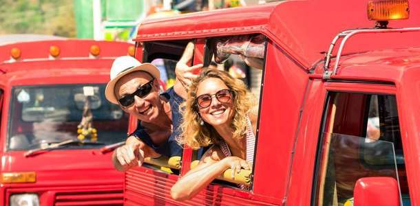 Tuk-tuklarla yolculuk yapın  