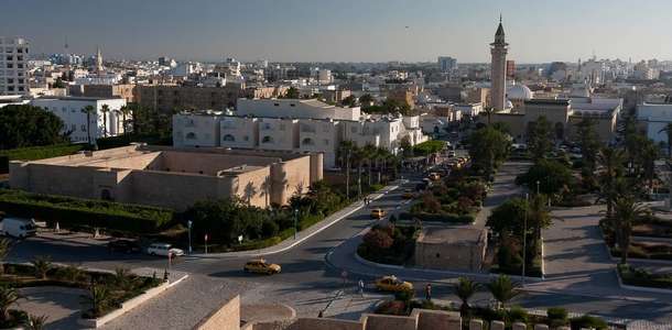 Habib Burgiba Caddesi’nde dolaşın ve alışveriş yapın  
